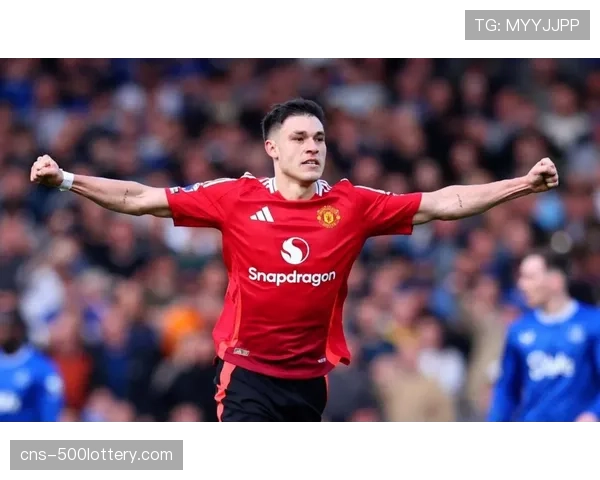 终场哨响时刻：埃弗顿球员跪地掩面失望表情，曼联客场保持一球优势全取三分关键胜利